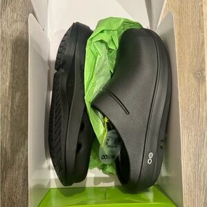 OOFOS - brand new never worn!